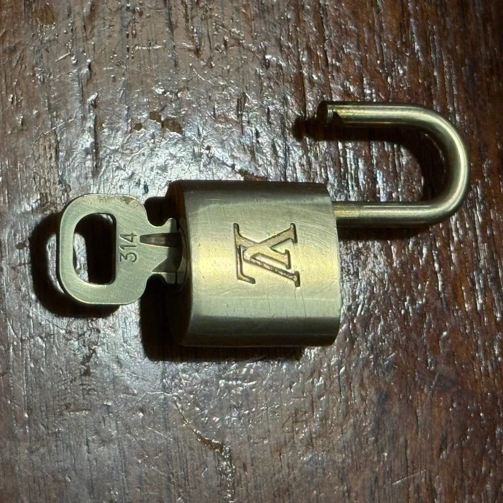 Louis Vuitton Brass Padlock & Key 314 Gold Tone Vintage Bag Lock Accessory Auth.